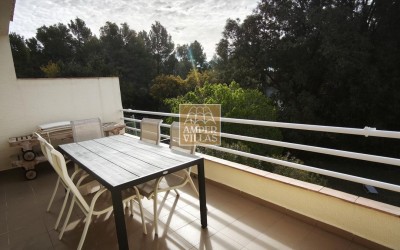 Просторный бунгало с общим бассейном и теннисным кортом, расположенный рядом с гольф-клубом.